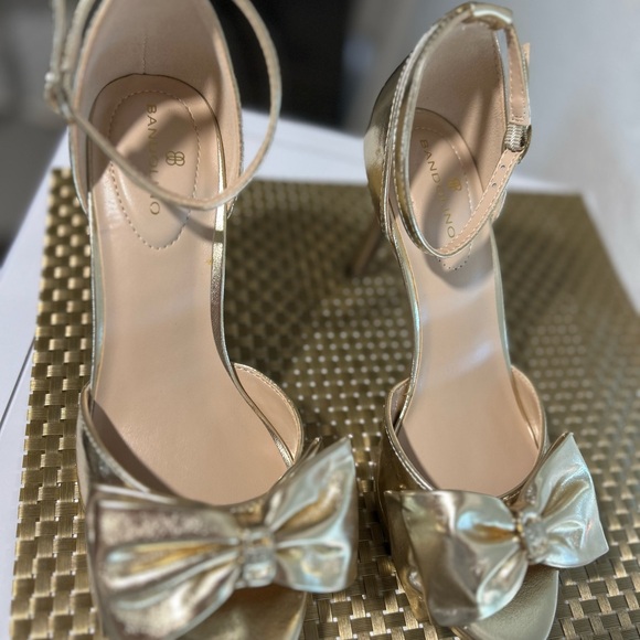 NIB BANDOLINO Elegant Gold Women's Heels with Bow Accent SIZE 7 - Picture 6 of 9